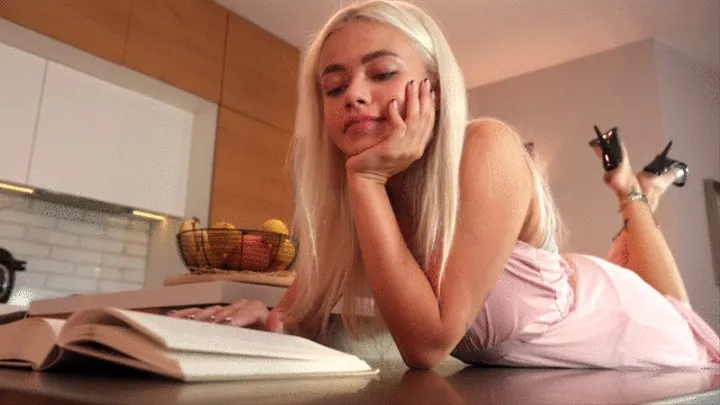 The Princess Khaleesi - Reading A Book And Use Her Servant For Dirty Feet - Foot Stool Part - Russian Language