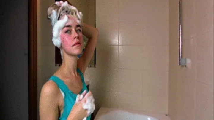 Blondes Hair Washing