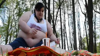 Piggy Picnic with SSBBW Kiyomi