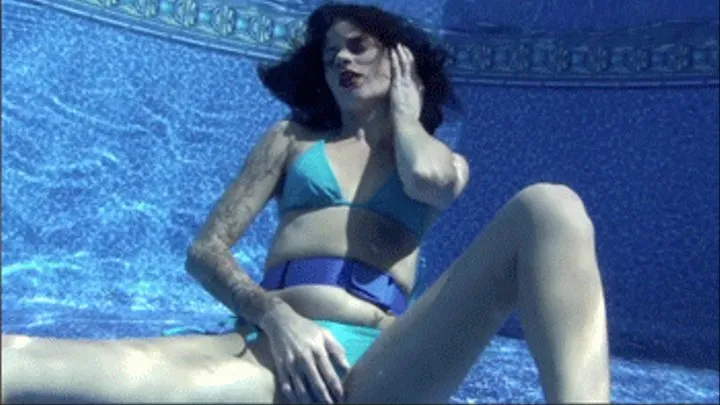 Naomi's Underwater Self Pleasure