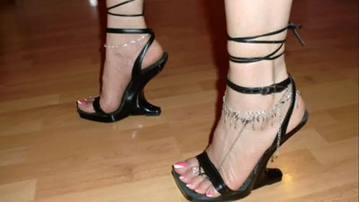 Thaislut in nasty sandals with toering and bound toes