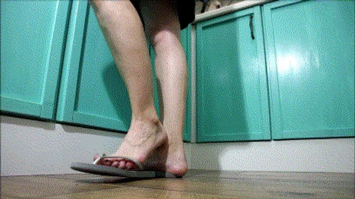 Watch her footplay in flip flops