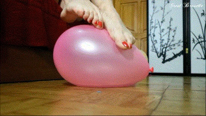 Foot crush 8 balloons .