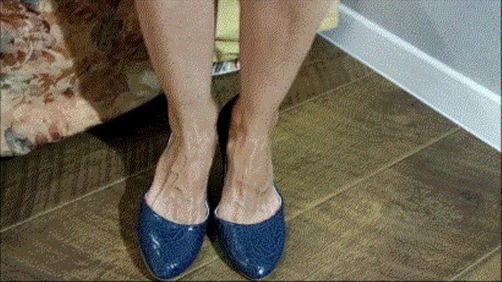 Toe wiggling in leather ballet flats