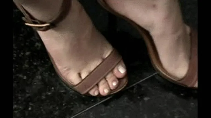 SHOW OF FEET AND SANDALS IN A FOOT CONTEST