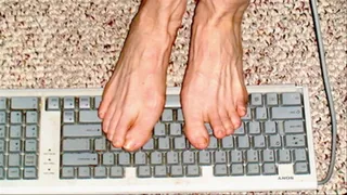 Tiffanis Toes Typing!