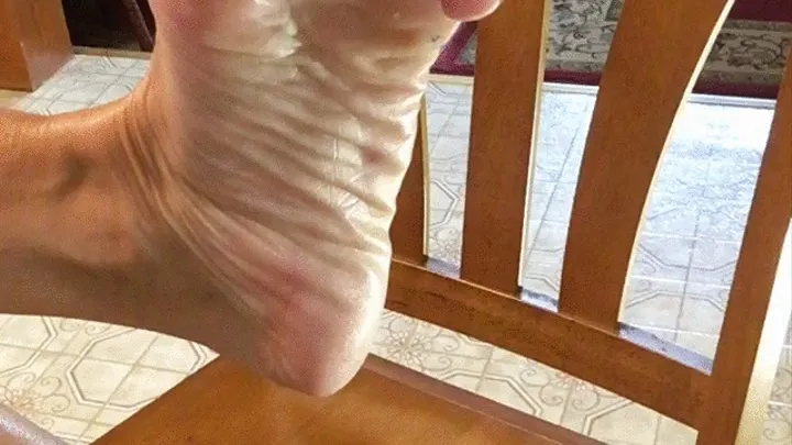 FLEXING TOES AND WRINKLES SOLES