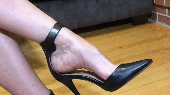 BLACK STRAP STILETTOS