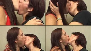 HOT KISSES OLD GIRL KISSING - ALINE MOURA ( 43 years ) VS ELI ( 44 years ) - RELAUNCH - CLIP 02 - exclusive MF