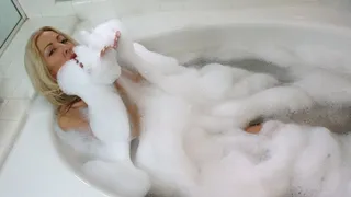 Lexi Shaving Her Pussy in The Tub