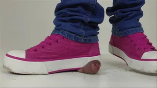 Lisas Sneakers and Feet against the little Tail 3