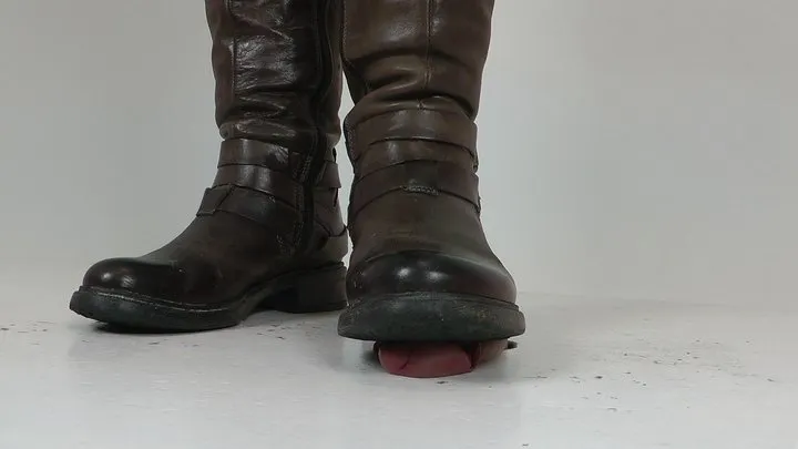 Cock under Lisas Boots 2