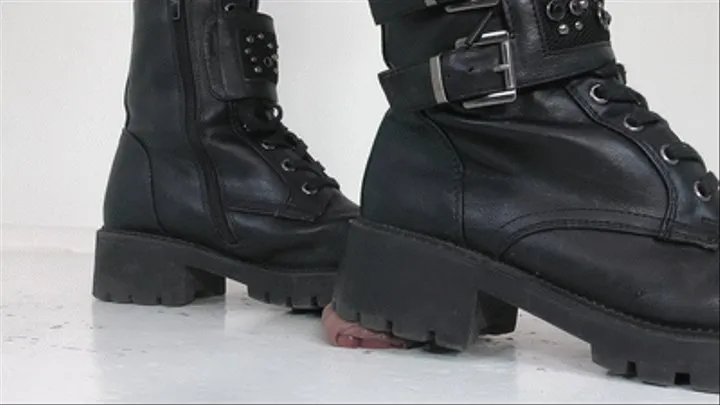 Jettes Cock under the heavy Boots 1