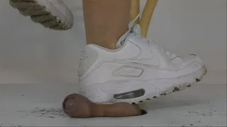 Cock pains under the white Nike Shoes of Luna