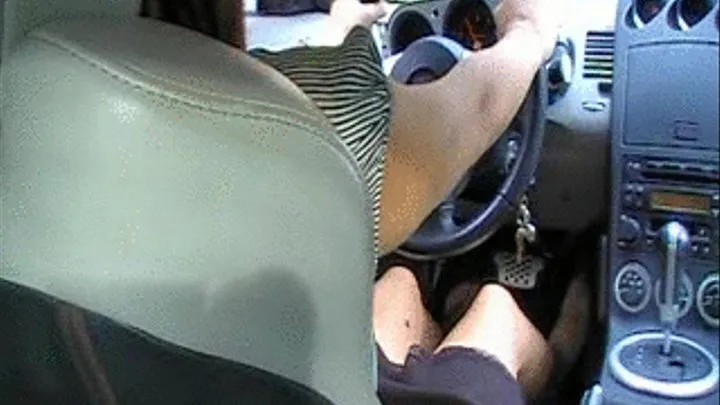 Chick Driving her 350Z Barefoot