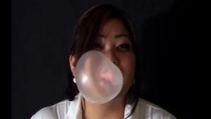 CLARITY BUBBLE GUM BUBBLES POPPING PART1