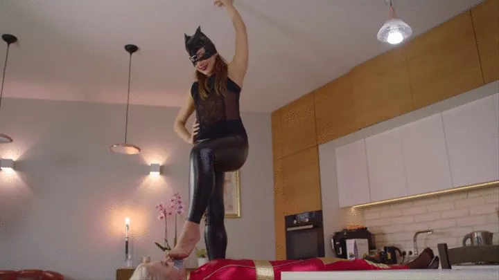 Cat Woman Olena And Harley Quinn - Shiny Leggins And Bright Tights On Table - Full - Russian Language