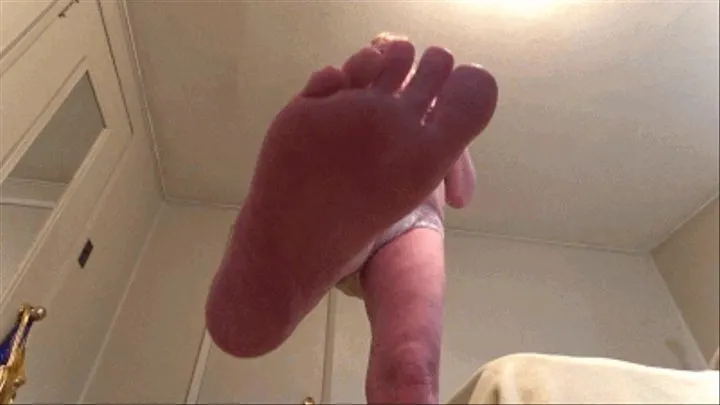 Giantess big bare foot squishes horny tiny man