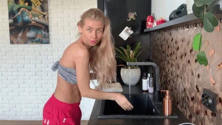 Blonde washes her hair right in the living room!