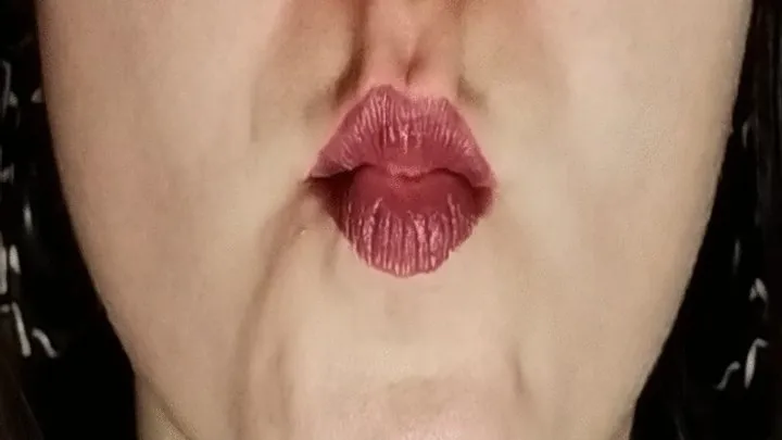 LIPSTICK KISSY FISH MOUTH FETISH