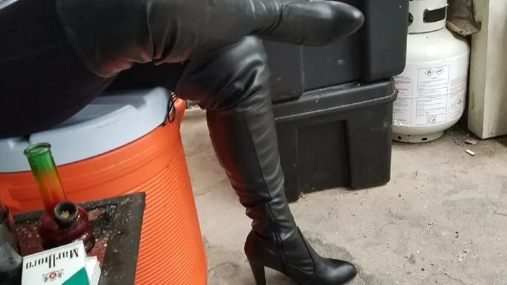 Nicole's Public Bootjob!