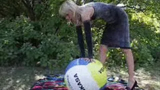 Glamourgirl Alina plays with beachball outdoor-LQ