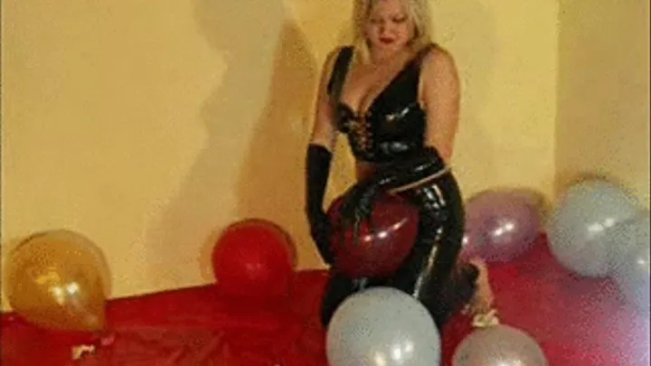 Christina in Latex pops Balloons -LQ