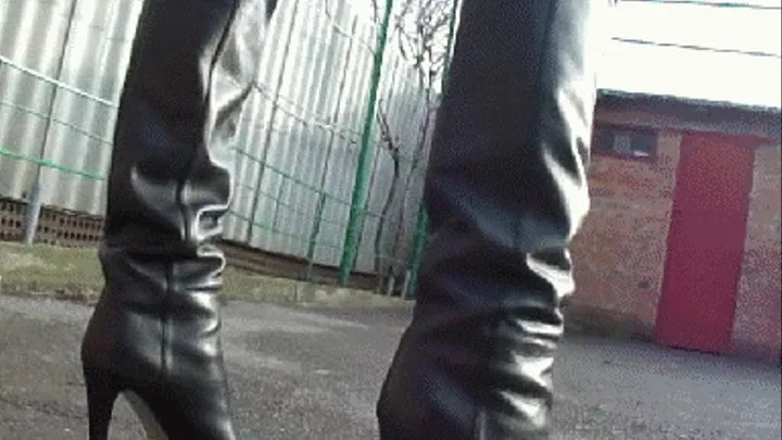 Short skirt and leather boots (out)