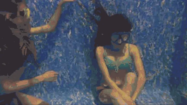 Adel and Zulfija posing underwater and breathholding.