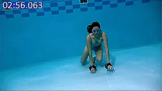 Breathholding underwater. (on all fours)