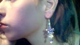 Do you like my new ear-ring?Ti piacciono i miei nuovi orecchini?