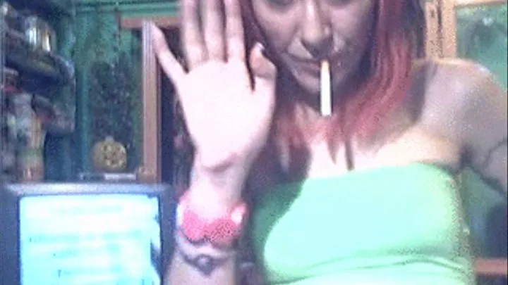 i smoking whit my new hair and my dirty feet