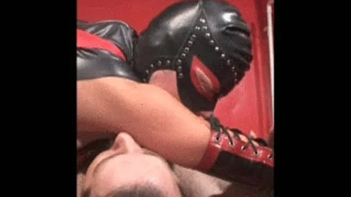 Lick my rubber sweat & smell my pits