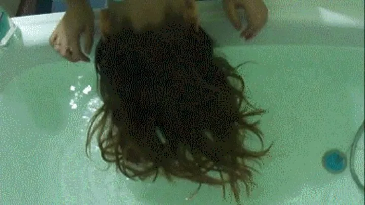 UNDERWATER HAIR WASHING (sh)