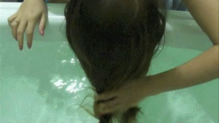 UNDER WATER HAIR WASHING (u)