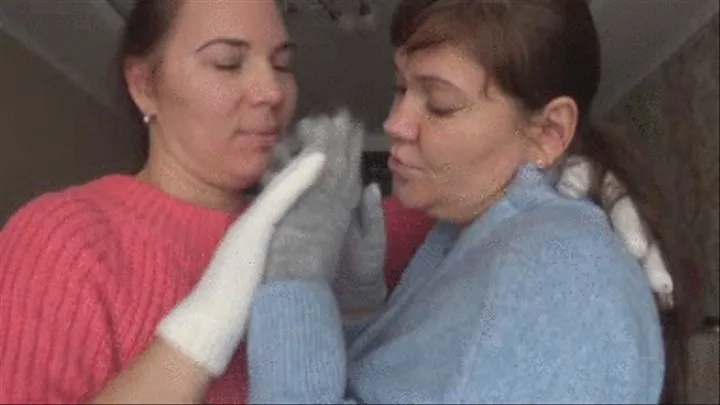 SEXY FRENCH KISSES WEARING SWEATERS AND FLUFFY GLOVES (k)