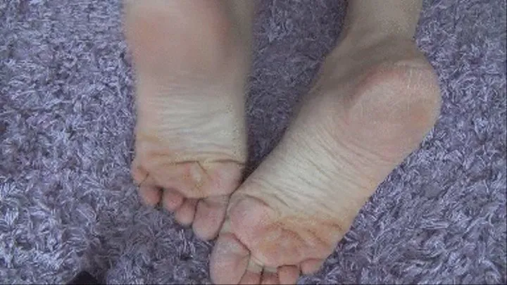 DRY AND WRINKLED SOLES CLOSE UP FOR YOU CUM (pfs)