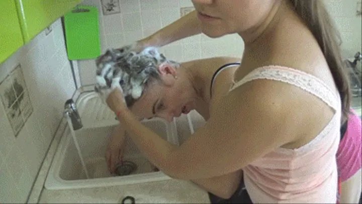 Evelina wash Janin's hair (wl)