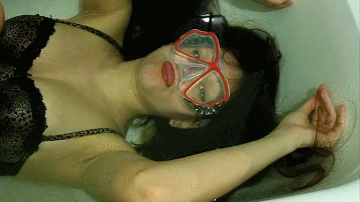 PUFFY LIPS UNDER WATER MORE THAN 2 MINUTES (mask)