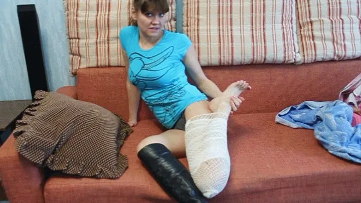 SEXY EVELINA IN A CAST (j)