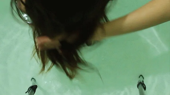 UNDER WATER HAIR WASHING 2 (u)