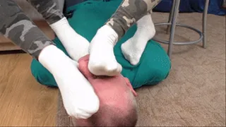 vf2091h, One man gets beautiful feet of two chicks on his face