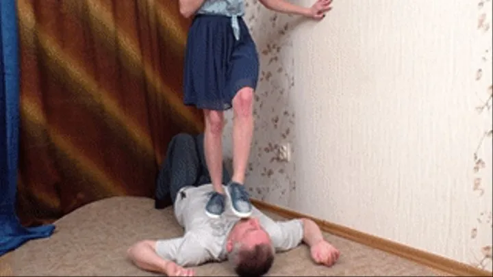 Lady takes a walk on the body of obedient gentleman, vf2208h