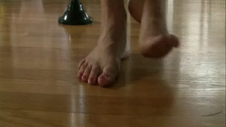 eXtreme TOE WIGGLING and posing wrinkled feet tease