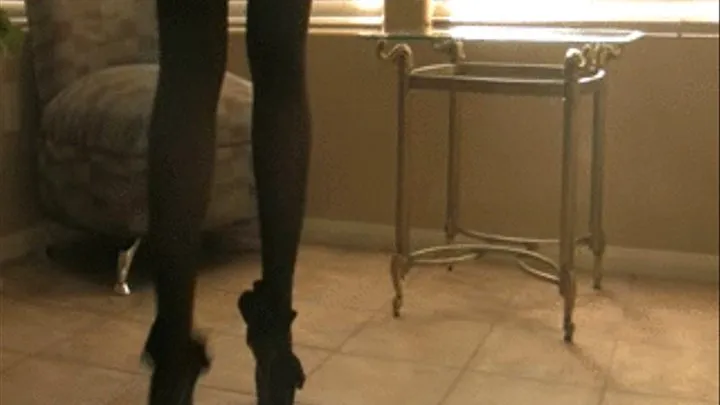 Candid PANTYHOSE in High heels Leg crossing