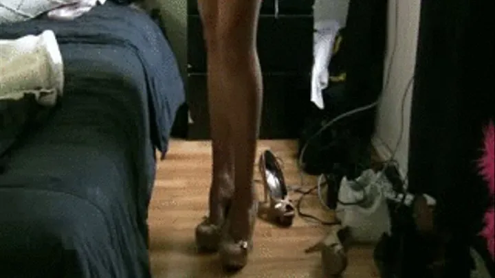 Sexy Chick in Heels Candid Posing