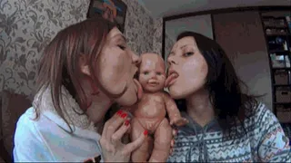 2 SEXY LADYS LICKING FACE OF DOLL 2 (F)