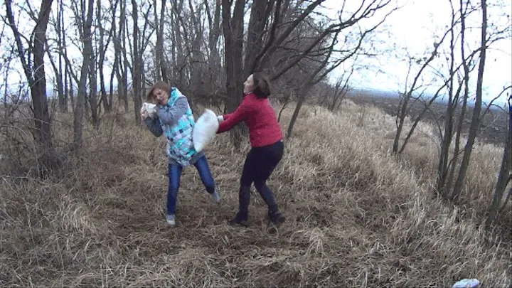 PILLOWS FIGHT BETWEEN 2 GIRLS 2