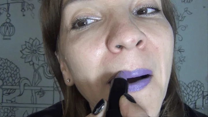 Passion and attraction of the sensual violet lipstick (L)