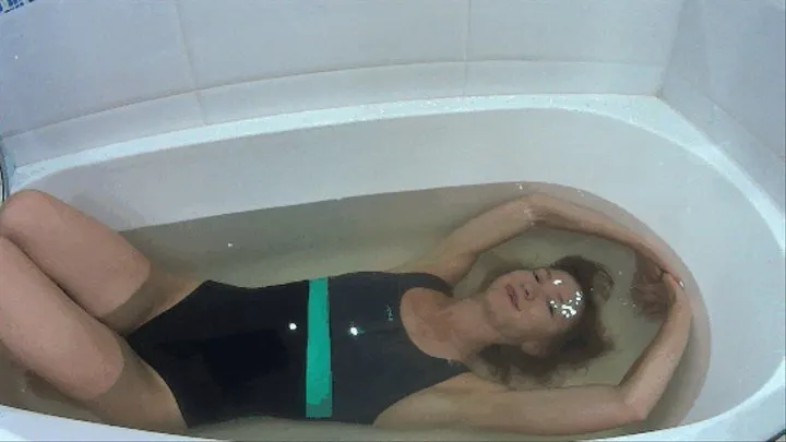 HOLD BREATH IN HOT BATHTUB AND SEXY BUBLES UNDERWATER 8 (in sexy sports swimsuit)